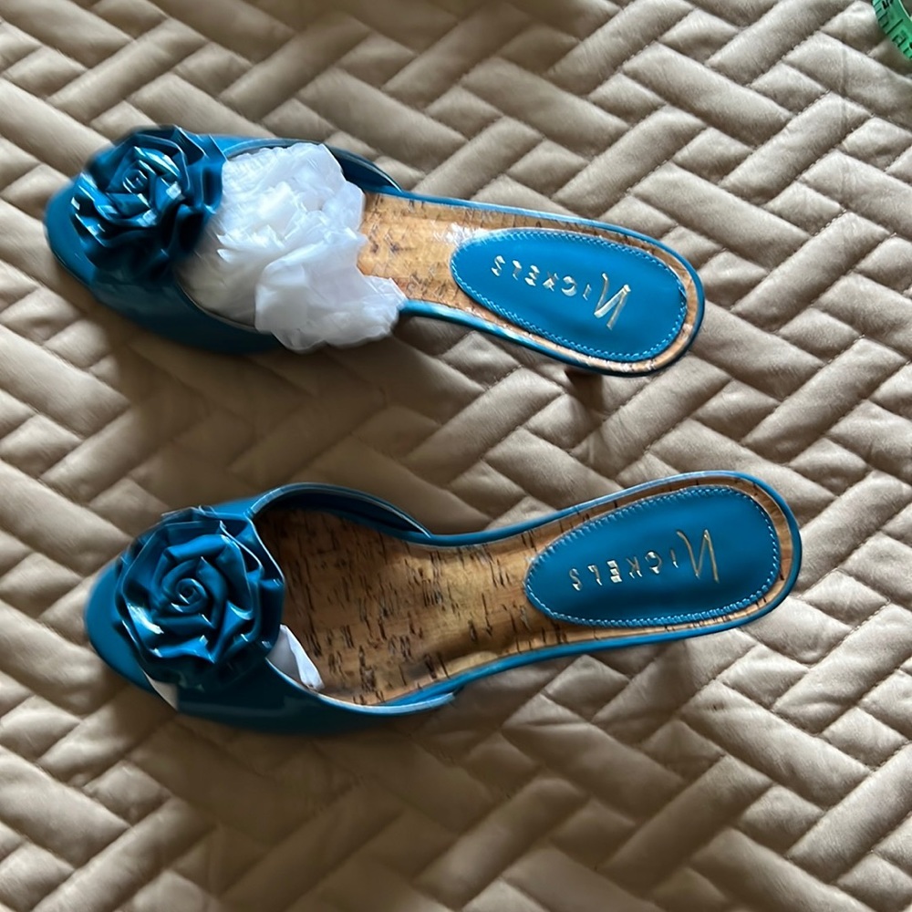 Pretty peacock blue sandals size 7. Buckles brand.